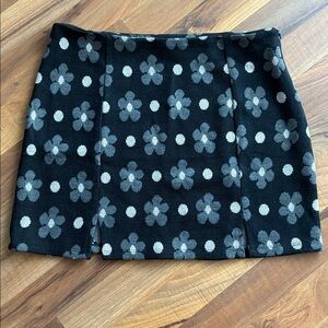 Le Lis Woman’s Size L Black and Gray Floral Mini Skirt